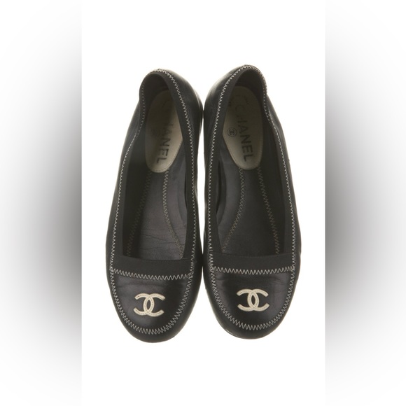 CHANEL Shoes - Chanel Interlocking CC Leather Flats